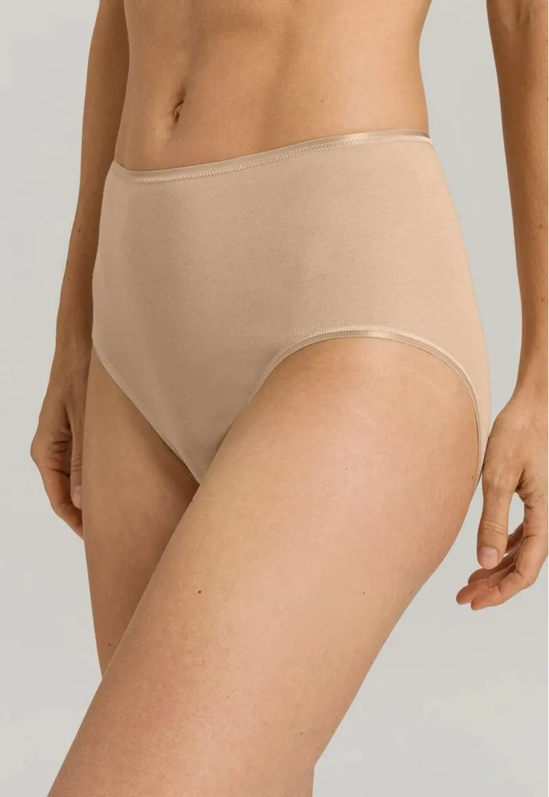 Hanro Cotton Seamless Maxi Brief in Beige